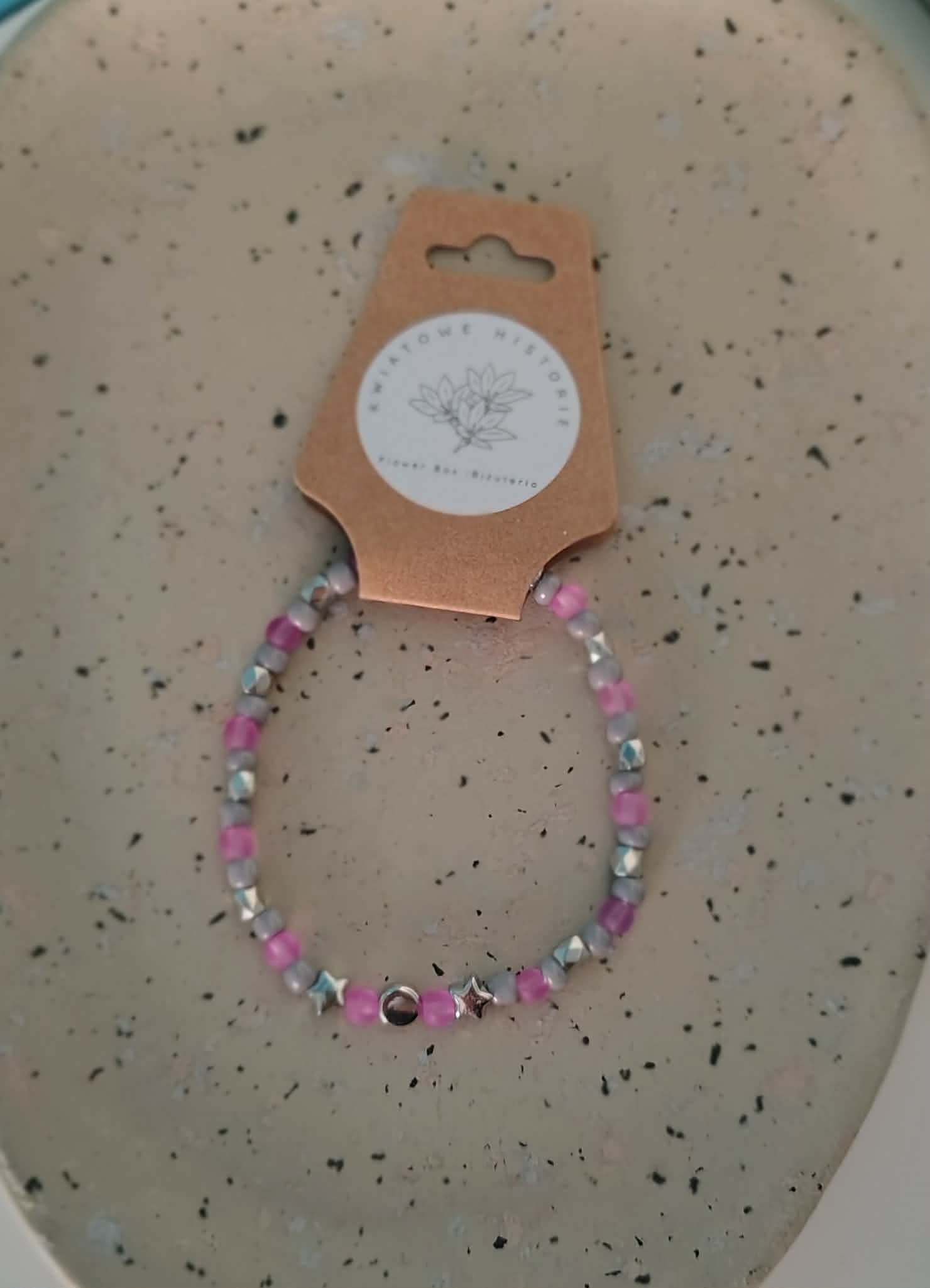 Bransoletka ze srebrnymi dodatkami.