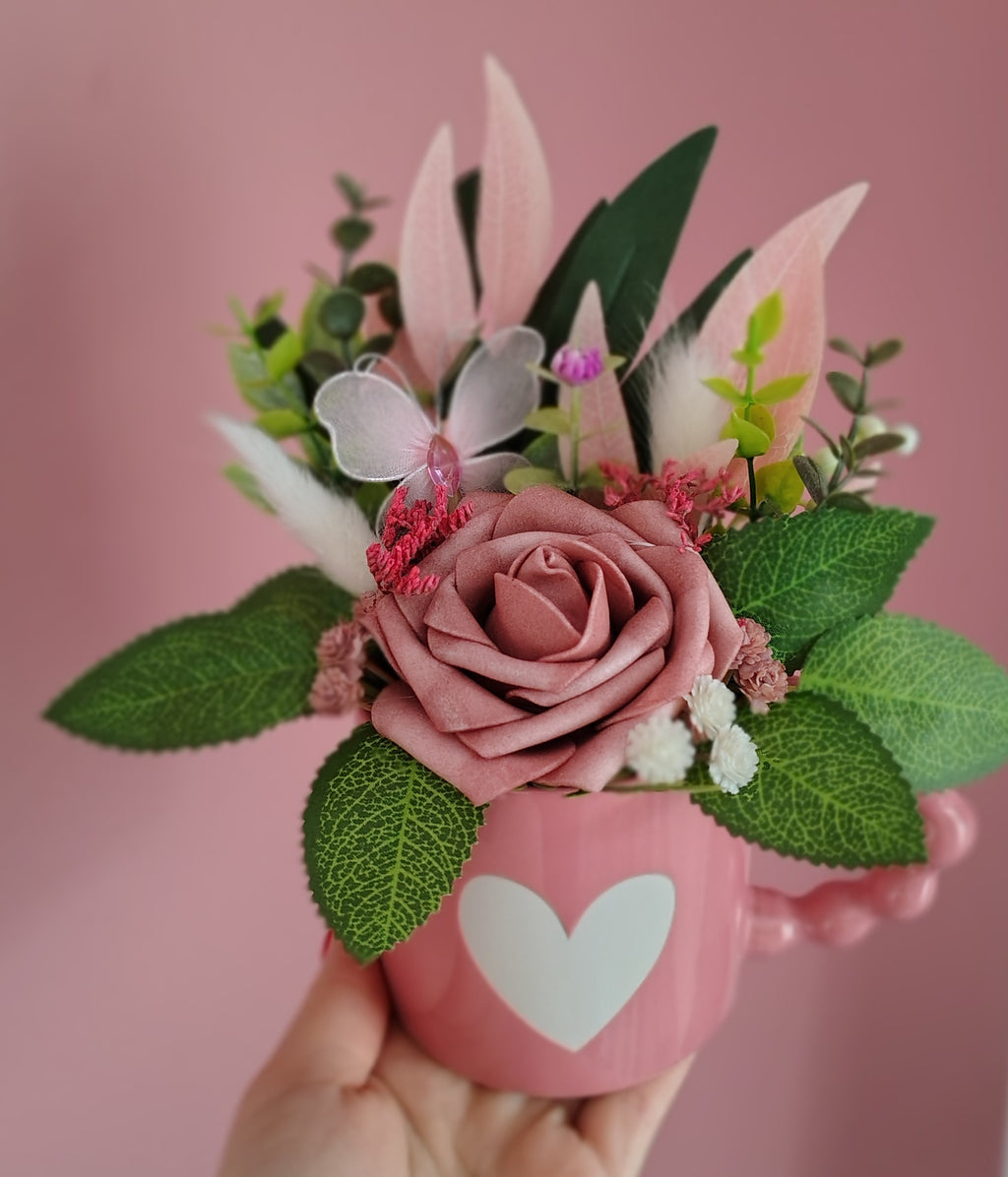 Bukiet w różowym kubku