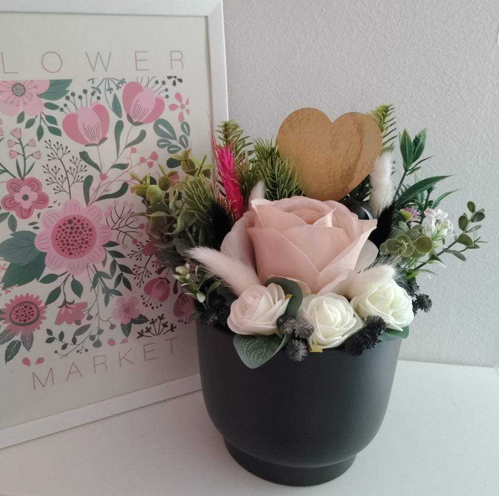 Bukiet w doniczce czarnej