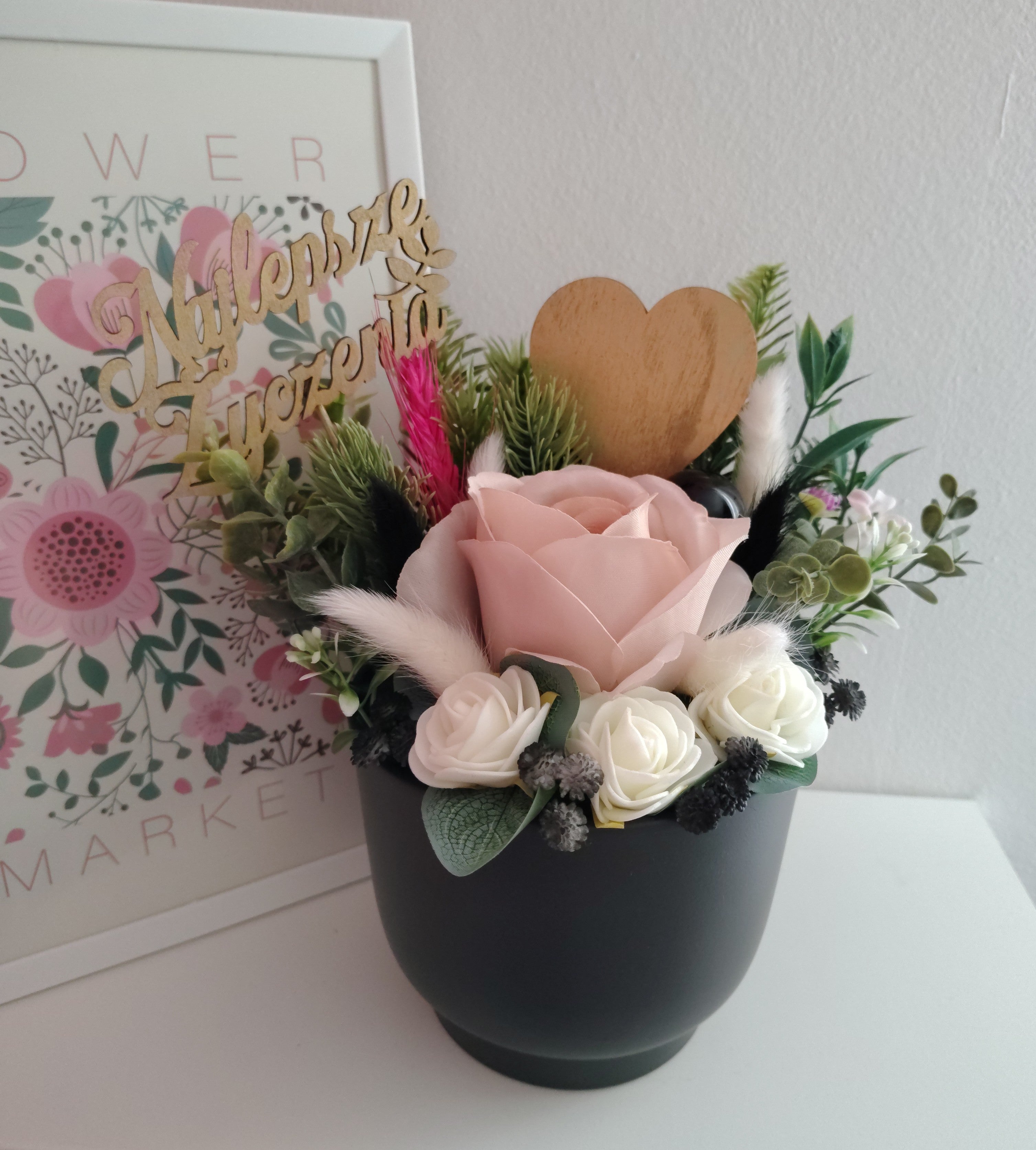 Bukiet w doniczce czarnej