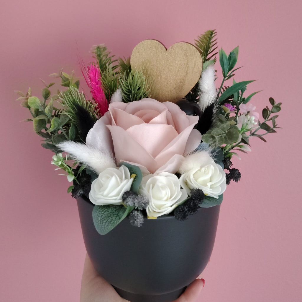 Bukiet w doniczce czarnej