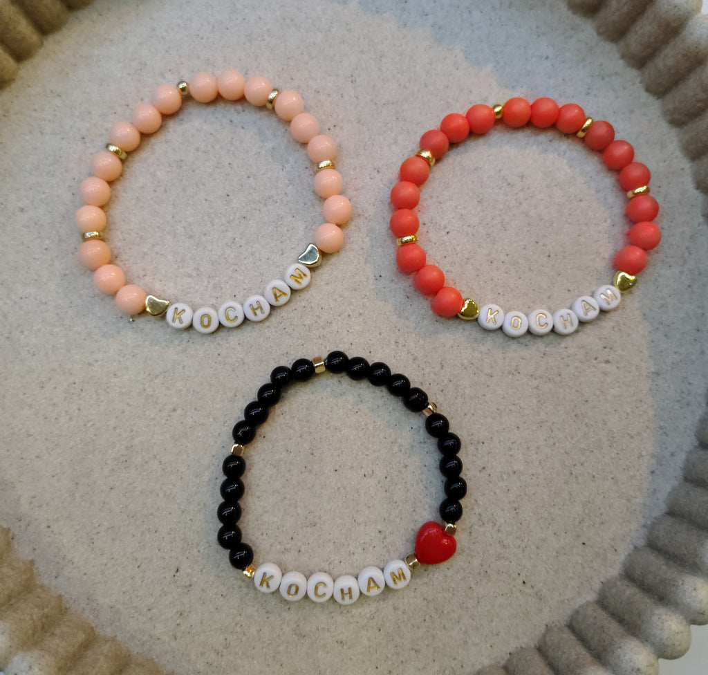 Bransoletki z napisem