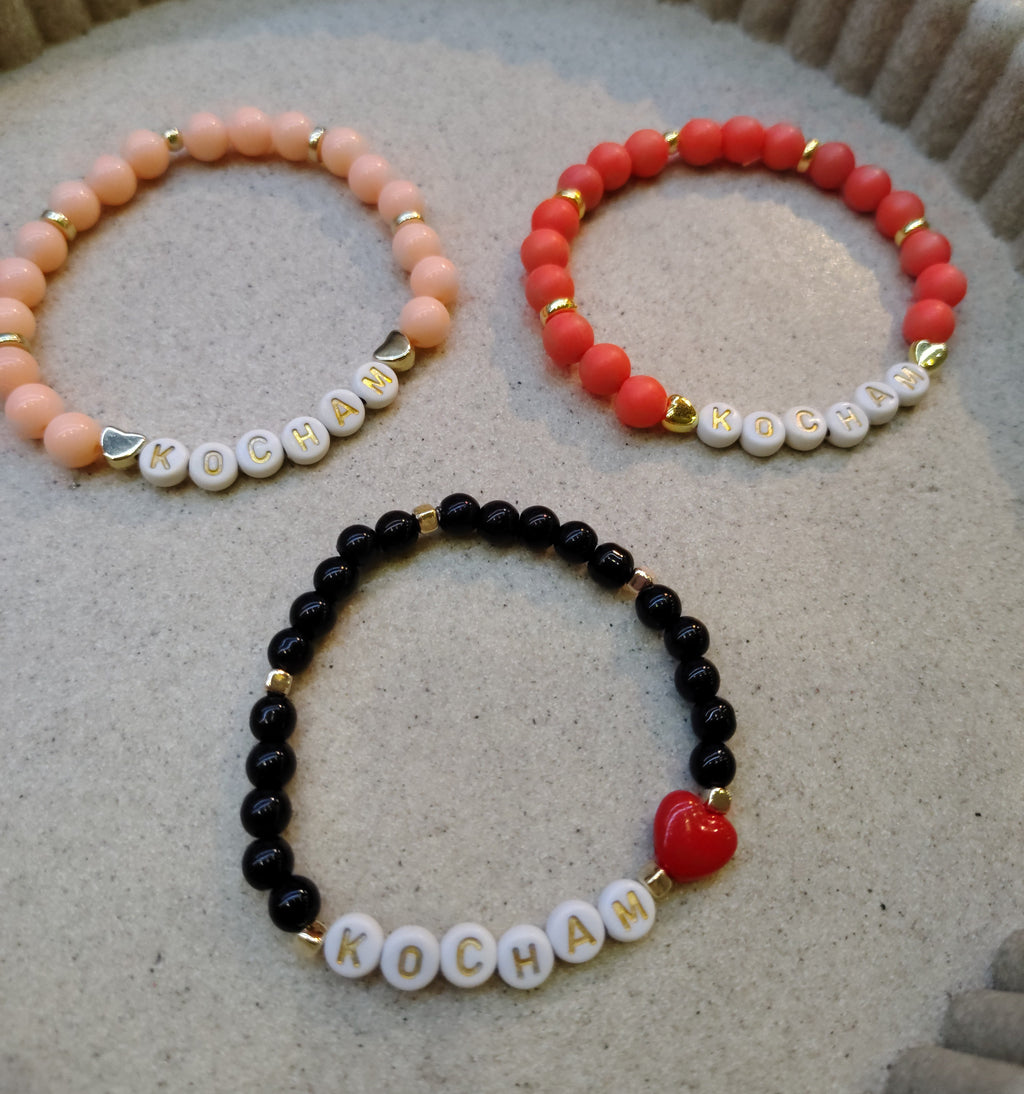 Bransoletki z napisem