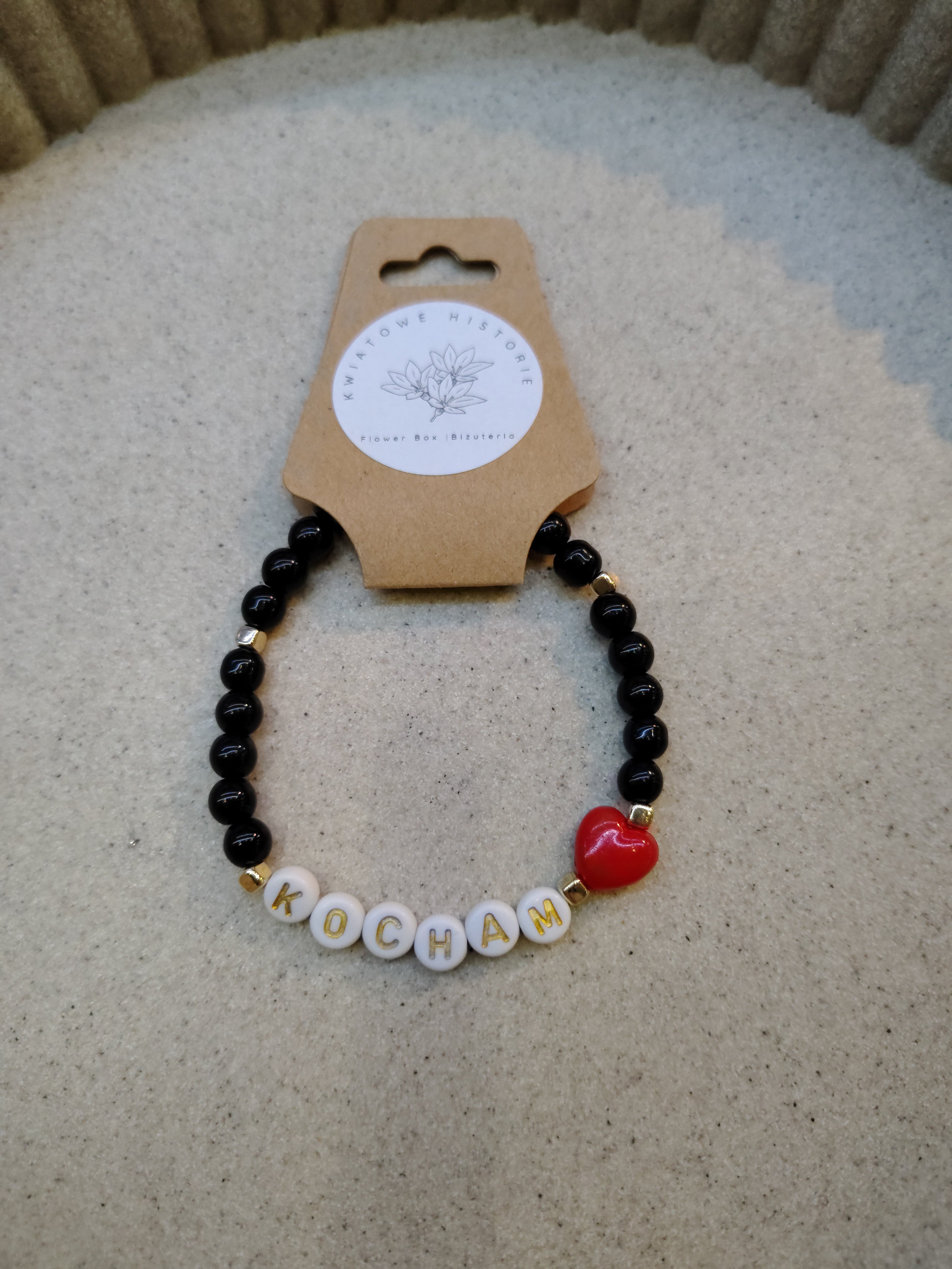 Bransoletki z napisem